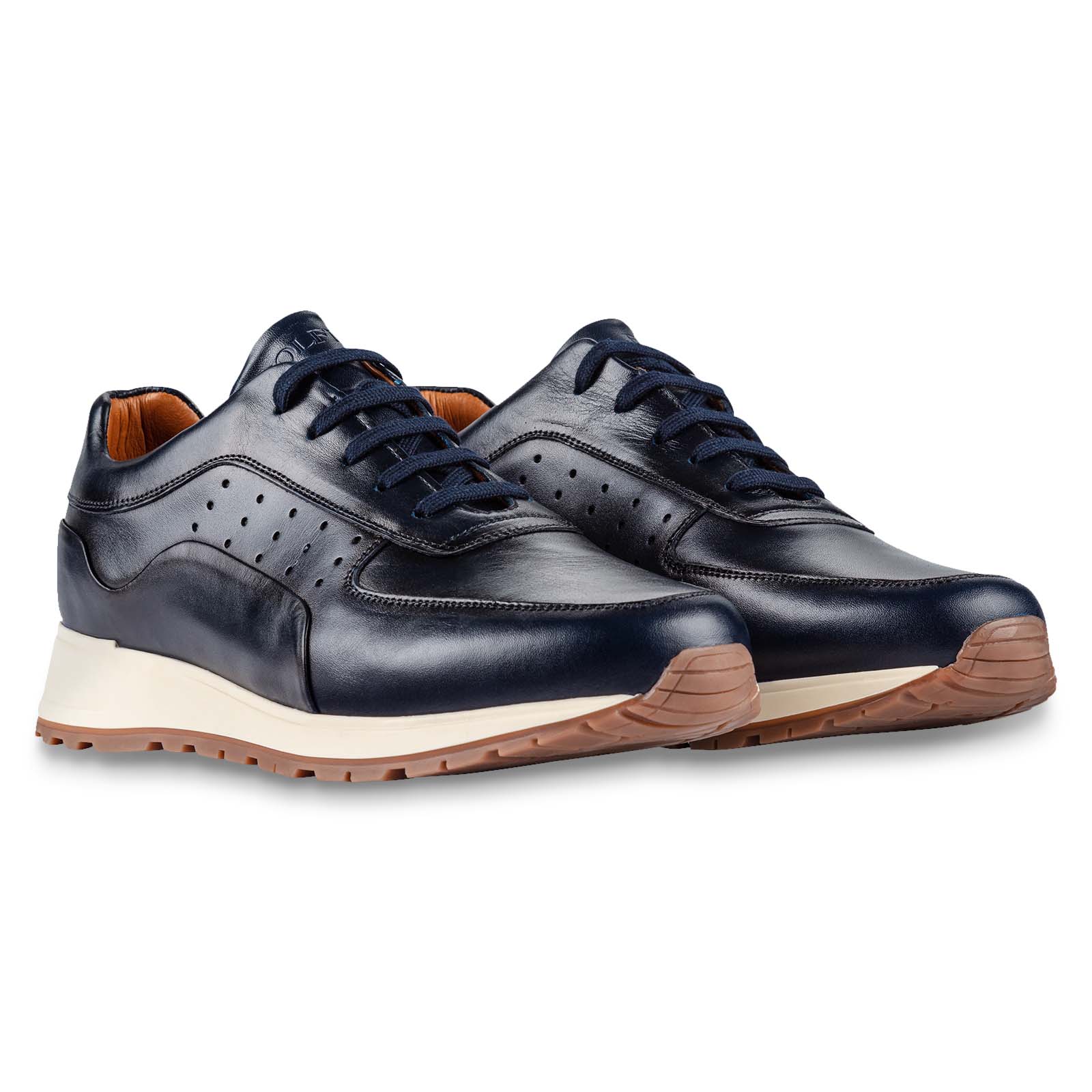 Men's golf shoes with a sporty touch