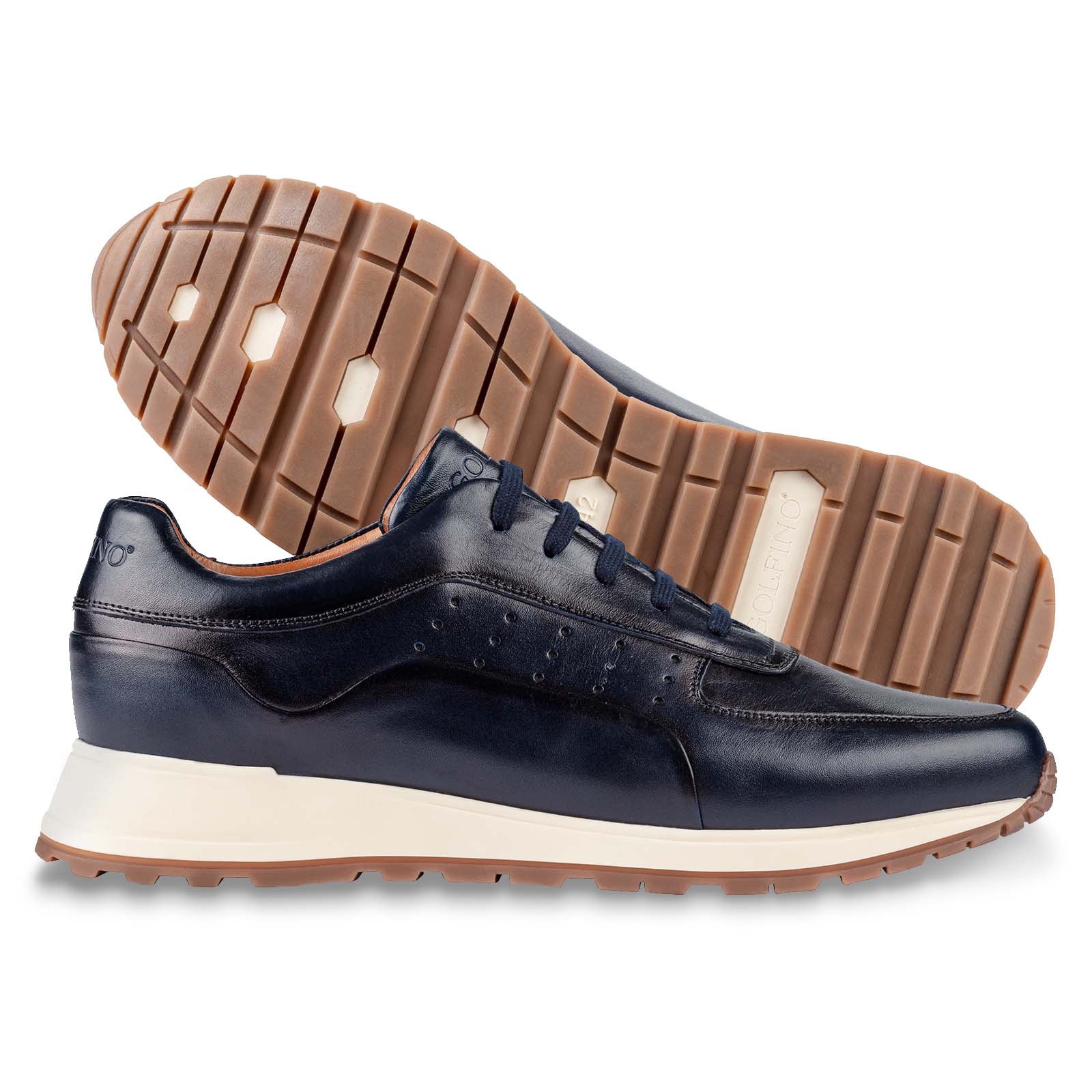 Men's golf shoes with a sporty touch