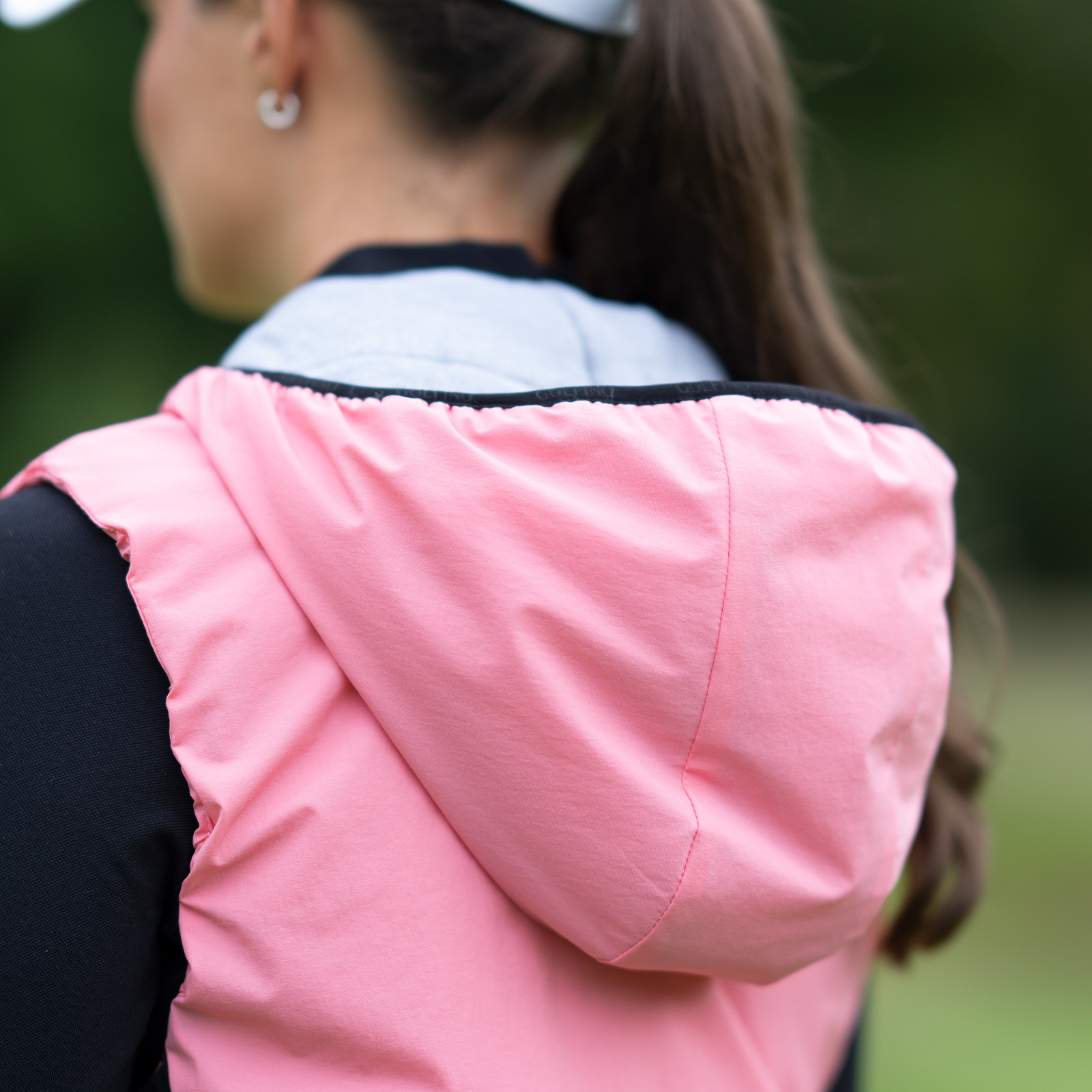 Windabweisende Damen Golf Weste mit weichem Innenfleece und Kapuze