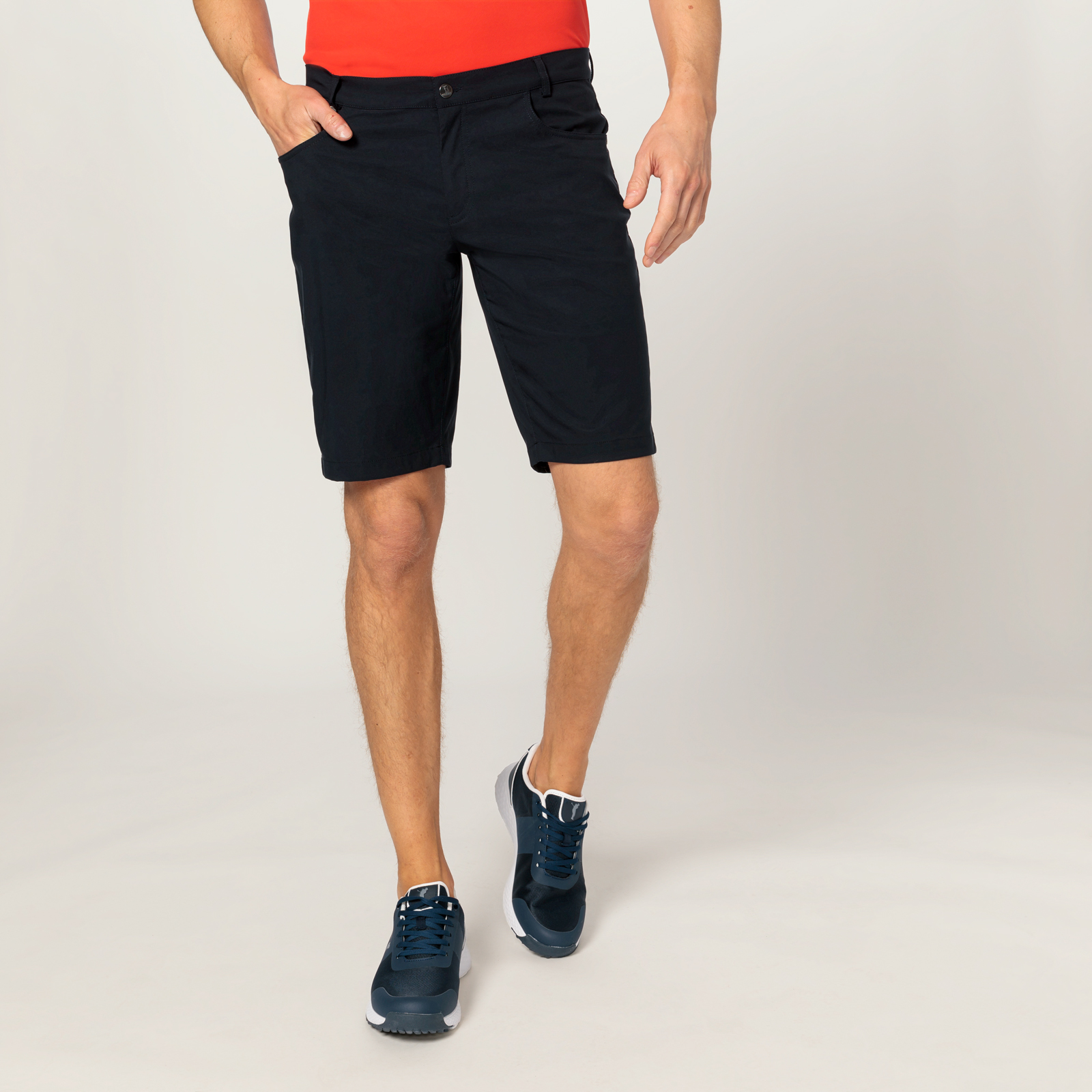 Men's golf shorts made from stretch material with sun protection function